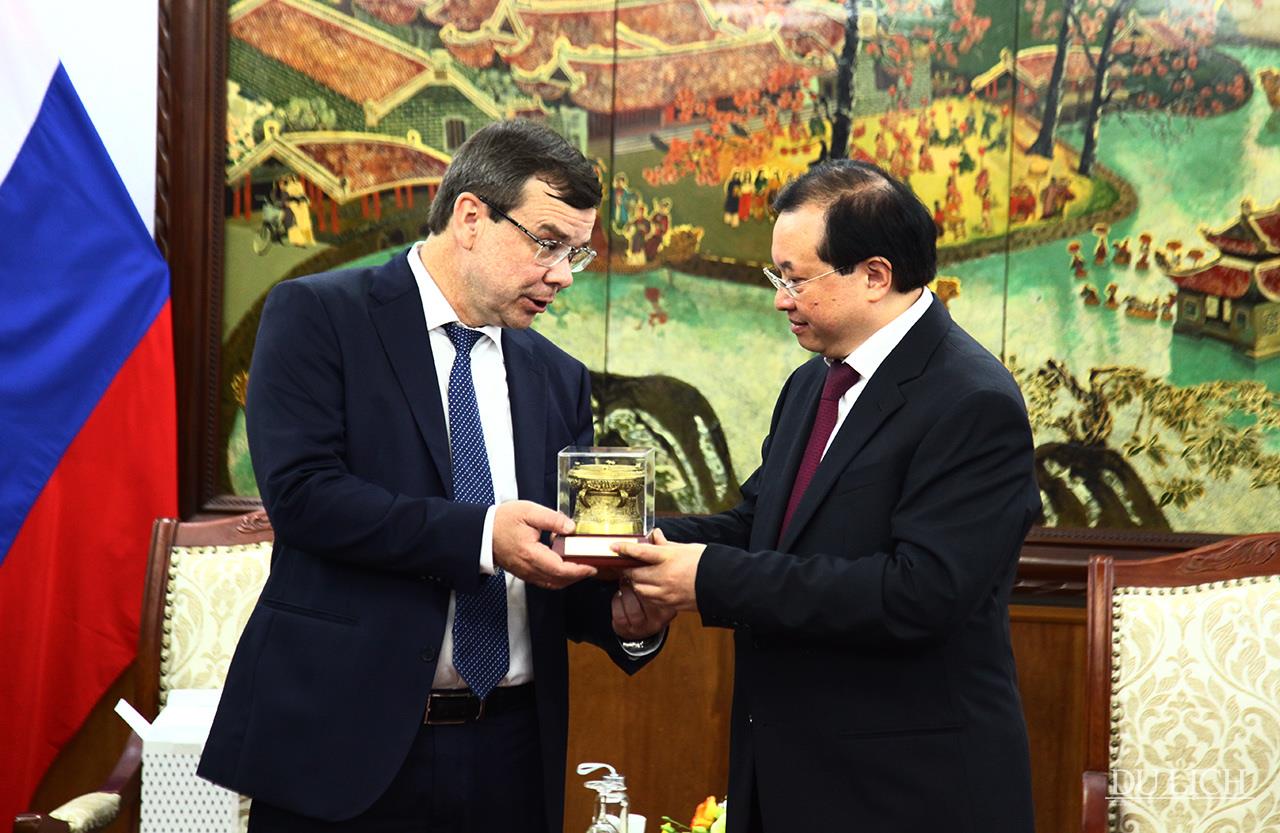 Thứ trưởng Tạ Quang Đông trao quà cho Thứ trưởng Osintsev Vladimir Gennadievich